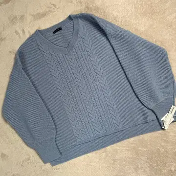 새상품 ATELIER SIX 울 100% V넥 니트 페일 블루