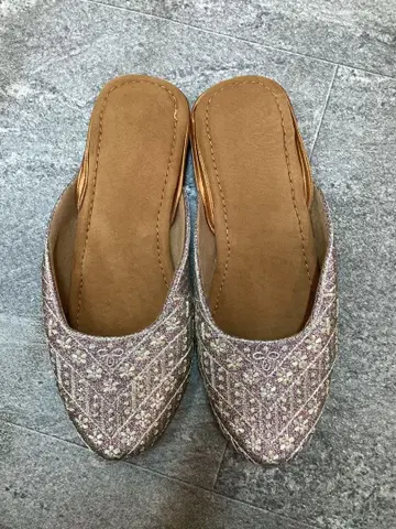 자수 무늬 핑크 슬리퍼 샌들