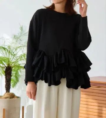 지그재그 프릴 스트레치 상의 블랙 볼륨 프릴 밑단 프릴