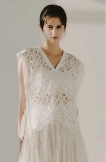 EMMI 컷 레이스 파이핑 베스트 화이트