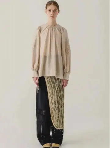 Eaphi 볼륨 슬리브 자수 블라우스