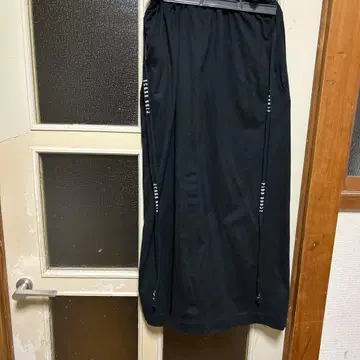 블랙 롱 스커트 사이드 로고 핑크하우스