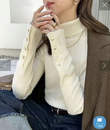 DISCOAT 리브 소매 버튼 터틀넥 풀오버 아이보리