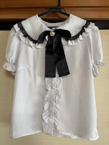 앙크루즈 하트 리본 프릴 블라우스 화이트