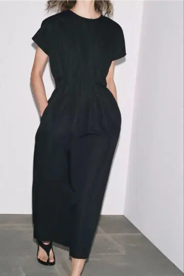 ZARA 플리츠 미디 원피스 블랙 M 사이즈