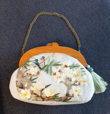 꽃과 새 아름다운 자수의 핸드백