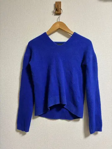 BARNEYS NEW YORK 블루 V넥 스웨터