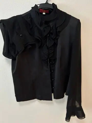 레장스의 프릴 블라우스