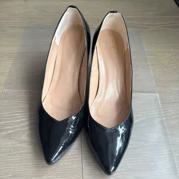 Fin 블랙 에나멜 스틸레토 펌프스