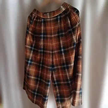 브라운 계열 체크 무늬 큐롯