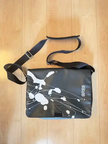 BREE 스플래터 프린트 숄더백