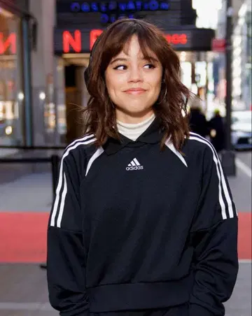 웬즈데이 제나 오르테가 착용 adidas 트랙 맨투맨 저지