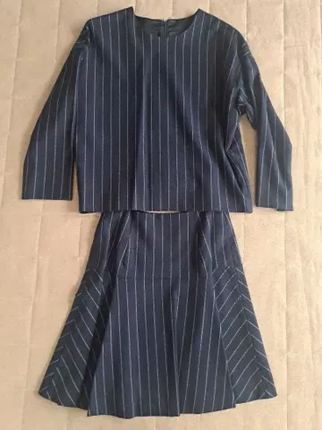 새상품급 UNITED ARROWS 네이비 스트라이프 셋업 스커트