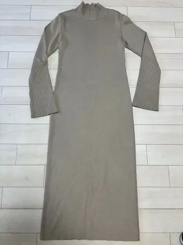 노블 총침 I라인 니트 원피스 롱 하이넥 베이지