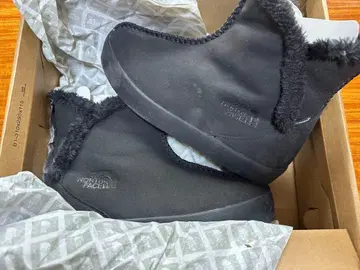 The North Face 블랙 퍼 부츠