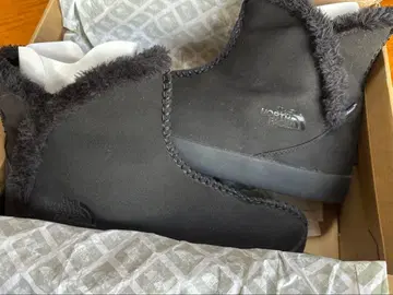 The North Face 블랙 퍼 부츠
