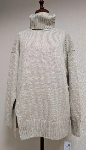 쉽스 베이지 터틀넥 오버 사이즈 니트 미사용품