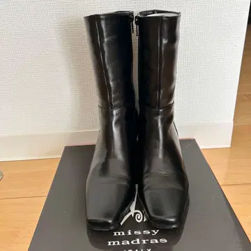 미시 마드라스 블랙 가죽 중간 힐 부츠