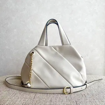 겨울 외출에 아이보리 x 매트 골드 금장 장식 숄더 포함 핸드백