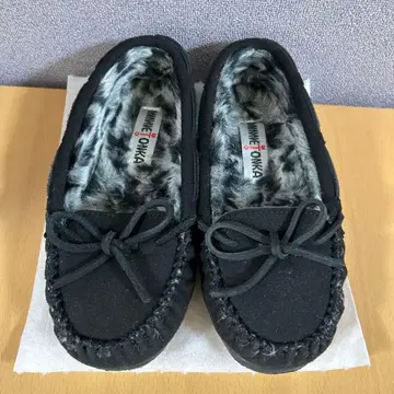 미네통카 블랙 스웨이드 모카신