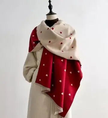하트 무늬의 빨간색과 베이지색 숄