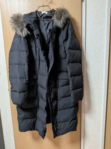 퍼 달린 블랙 다운 자켓 미들 기장