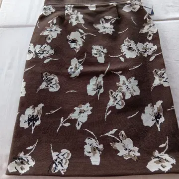 미미앤로저 꽃무늬 무릎 기장 스커트