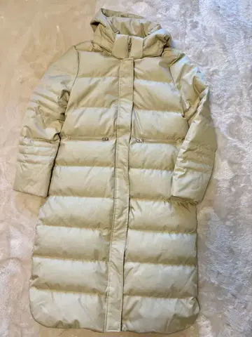 후드 부착 크림색 롱 다운 자켓
