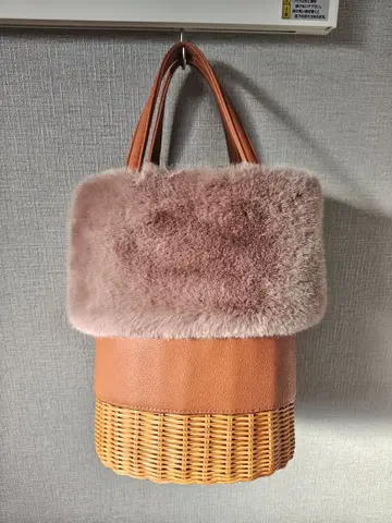 가격 인하 다이애나 퍼 달린 양동이형 바스켓백