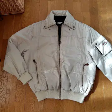 PIA SPORTS 화이트 계열 점퍼 L 사이즈