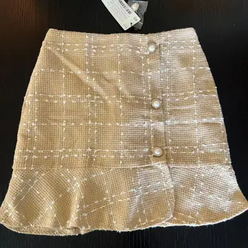 베이지 체크 무늬 미니 스커트