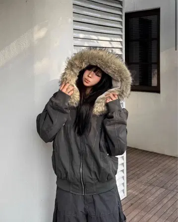 퍼 달린 다운 자켓 다크 그레이