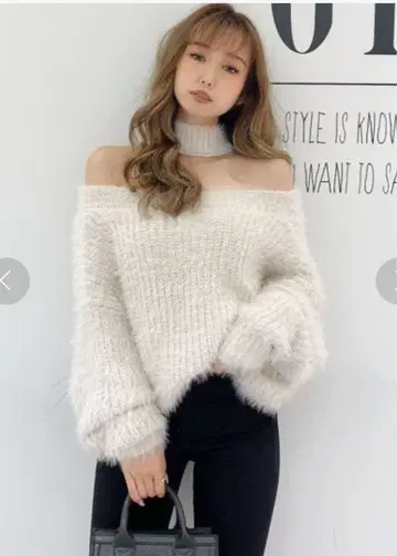 GYDA 오프숄더 샤기 초커 니트