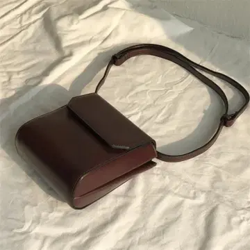 브라운 숄더백