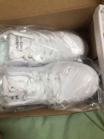 화이트 스니커즈 리본 포함