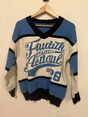 스포티 그래픽 프린트 V넥 스웨터