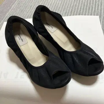 기하학 패턴 오픈토 웨지 힐 펌프스