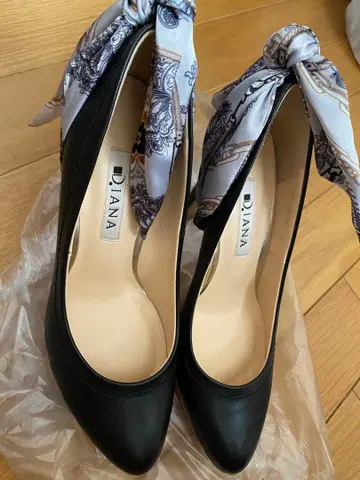 D. IANA 블랙 가죽 하이힐