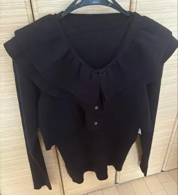 [ 미사용 새상품 ] 로리즈팜 프릴 달린 블랙 니트 스웨터 긴팔