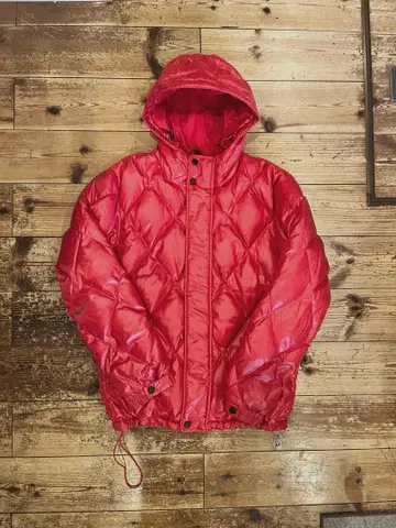 빨간색 후드 부착 다운 자켓