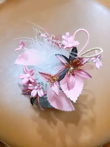 핑크 보라 계열 플라워 모티브 헤어 액세서리 머리 장식 퍼 포함