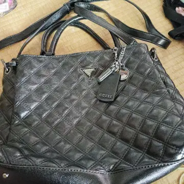 GUESS 퀼팅 블랙 숄더백