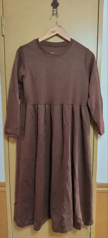 브라운 긴팔 플레어 원피스