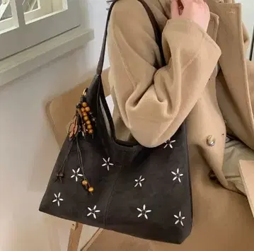 꽃무늬 자수 다크 브라운 숄더백