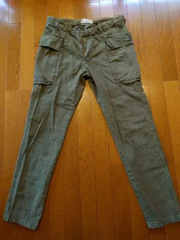 올리브 그린 카고 팬츠 사이드 포켓 포함