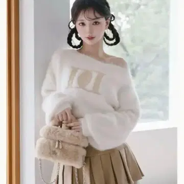 DD 로고 원숄더 니트탑 아이보리