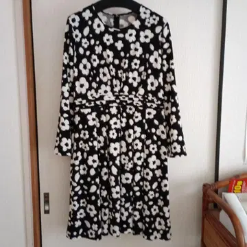 꽃무늬 긴팔 원피스 블랙과 화이트