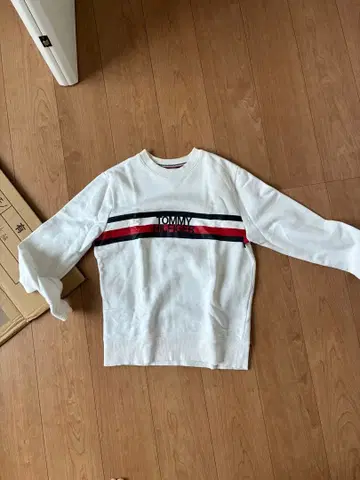 타미힐피거 스트라이프 맨투맨 화이트