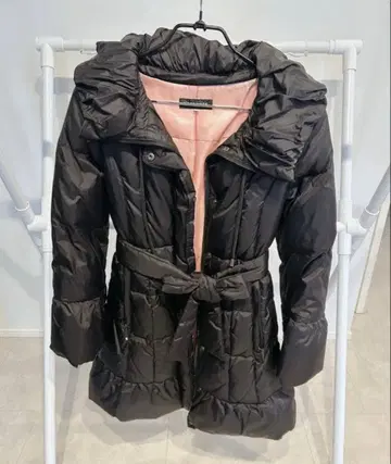 새상품급 블랙 다운 자켓 후드, 벨트 포함