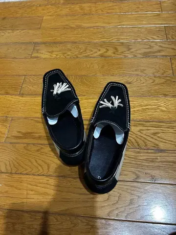 태슬 달린 로퍼 블랙 앤 화이트 콤비